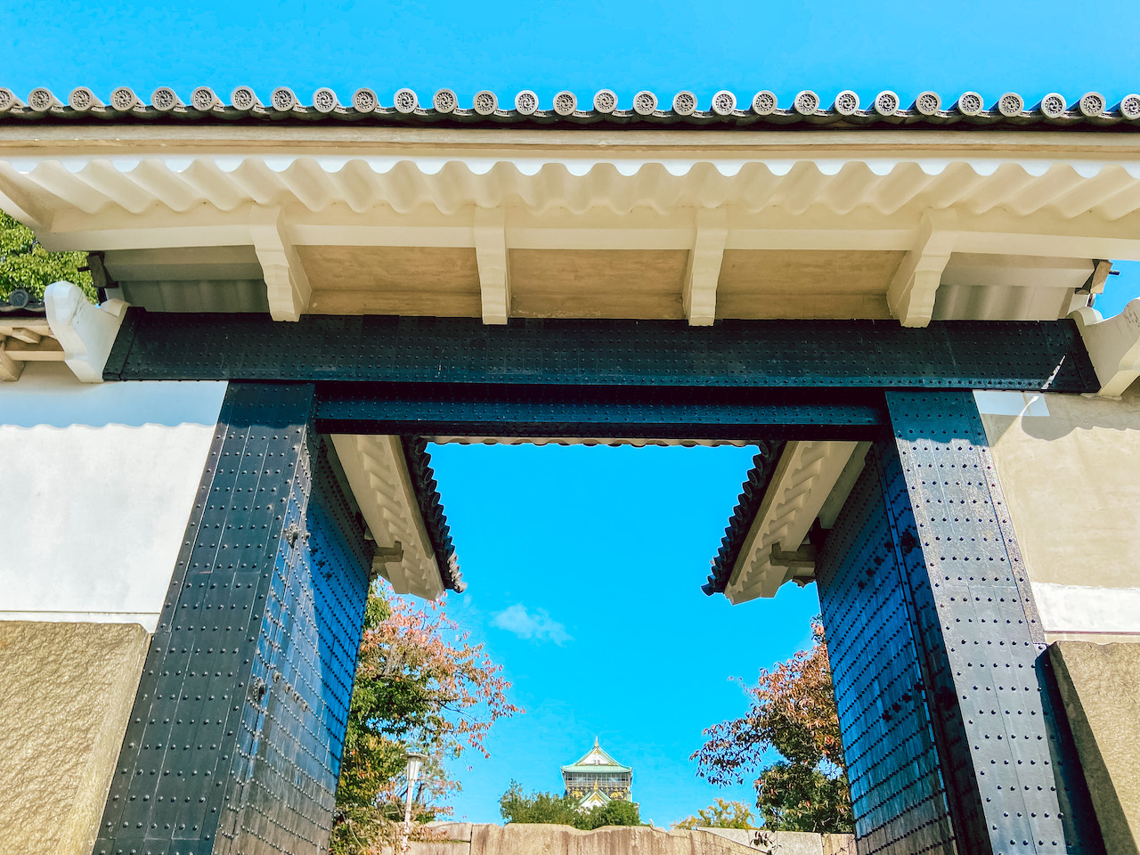 sakuradamon gate at osaka castle
