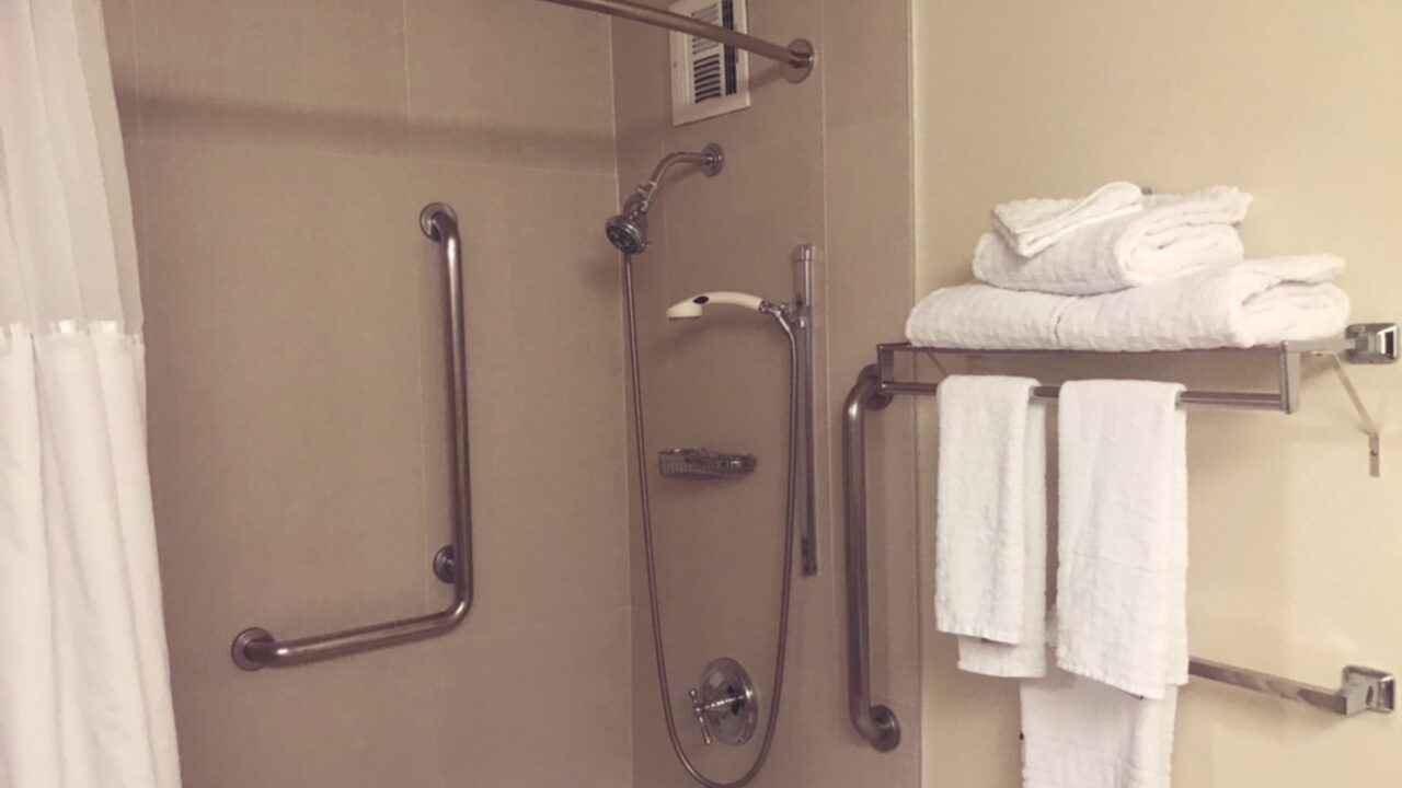 サンディエゴホテル：ベストウェスタンプラス ベイサイドイン、シャワールームの写真